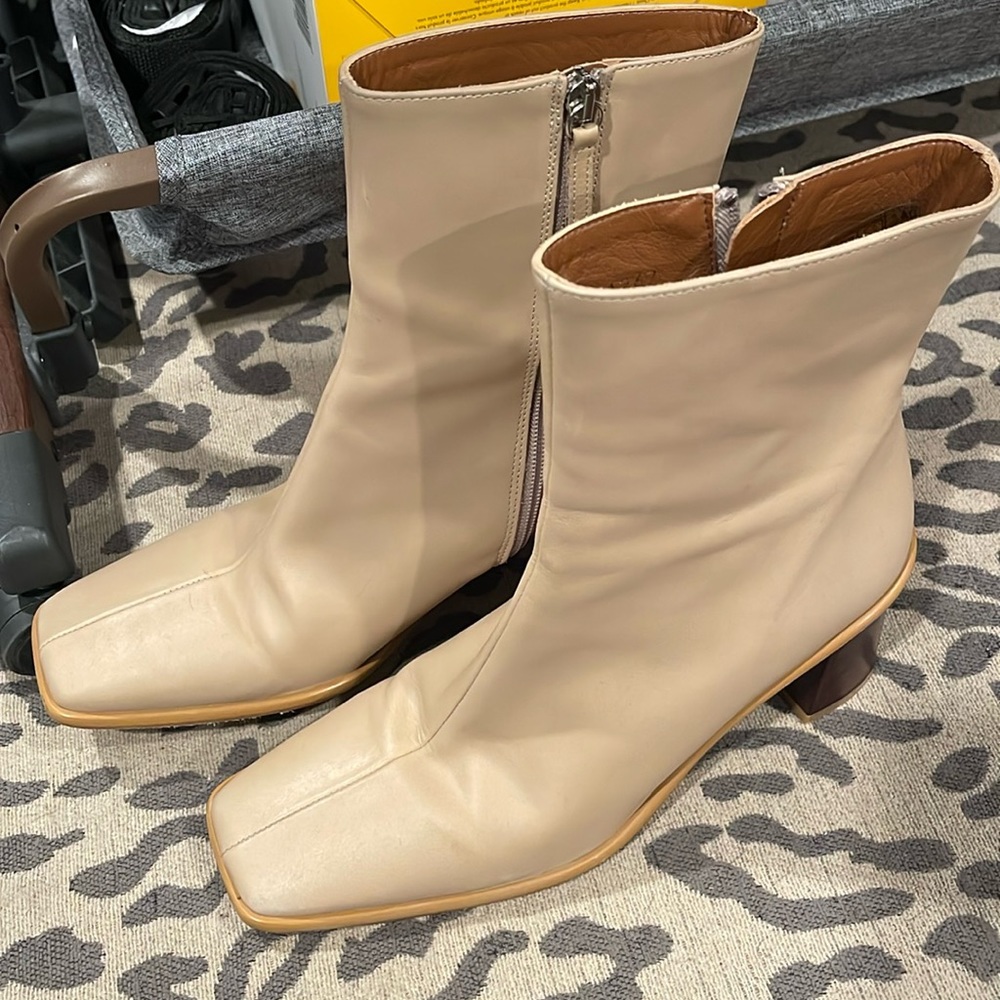 ALOHAS Cream Square-Toe Leather Heeled Ankle Boots